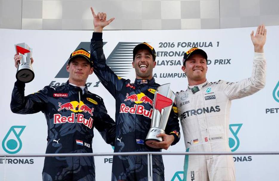 Il podio del circuito di Sepang: con Ricciardo esultano Max Verstappen (Red Bull), secondo, e Nico Rosberg (Mercedes). Reuters